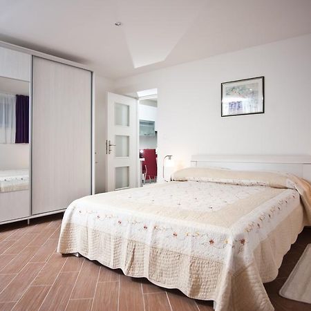 Apartment Lina Deluxe Split Room photo